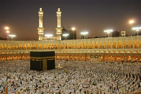  The Kaaba at Night: Vivid Tapestry of Faith and Starlight